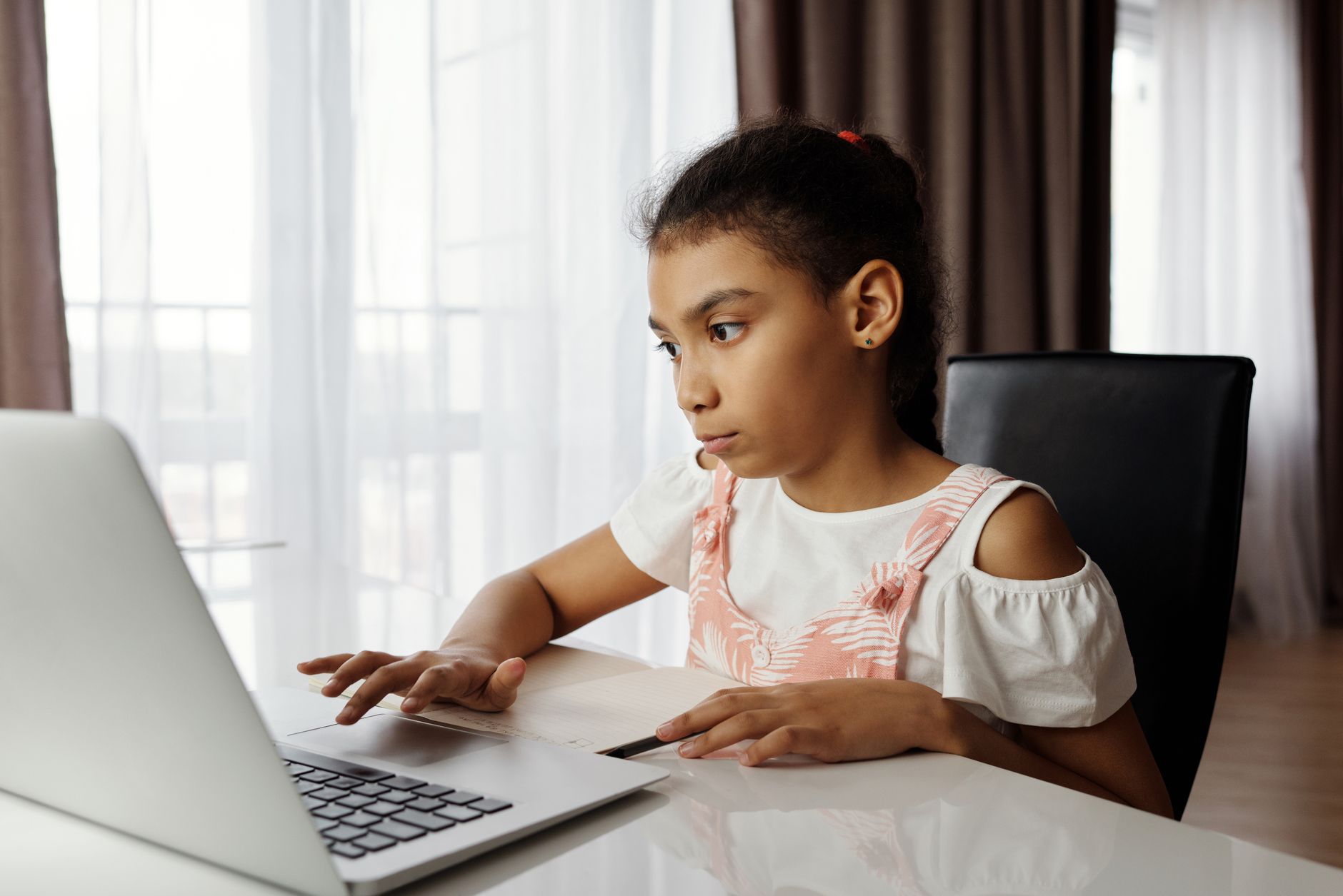 Ilustracja: Laptop dla dziecka do nauki – jak wybrać sprzęt, który Laptop dla dziecka do nauki – jak wybrać sprzęt, który posłuży latami - zdjecie w tresci