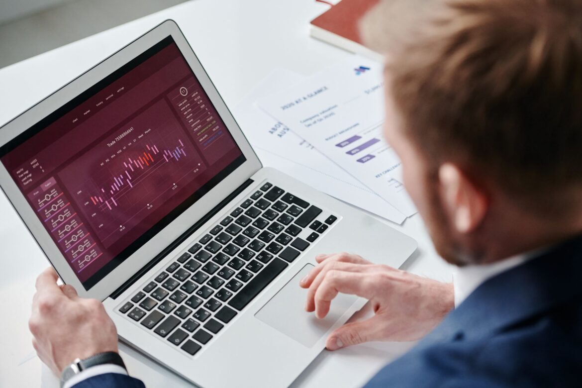 Jak analizować ruch w Google Analytics 4 — praktyczny przewodnik - ilustracja artykulu